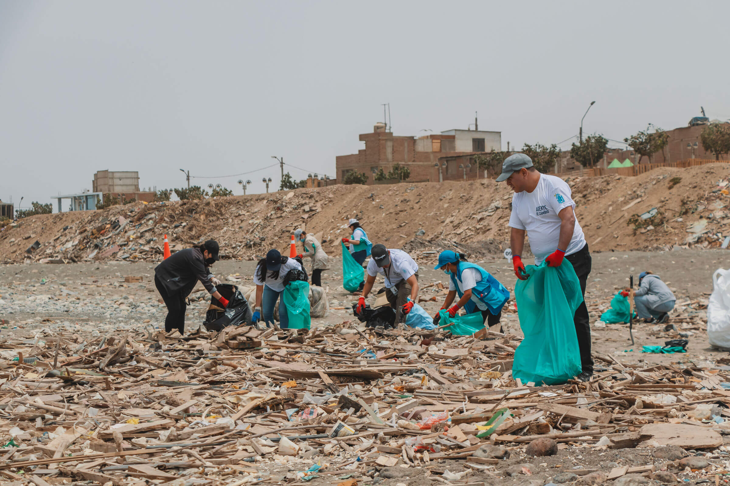 Voluntarios recolectan +25 toneladas en la Playa Márquez, una de las más contaminadas de Sudamérica